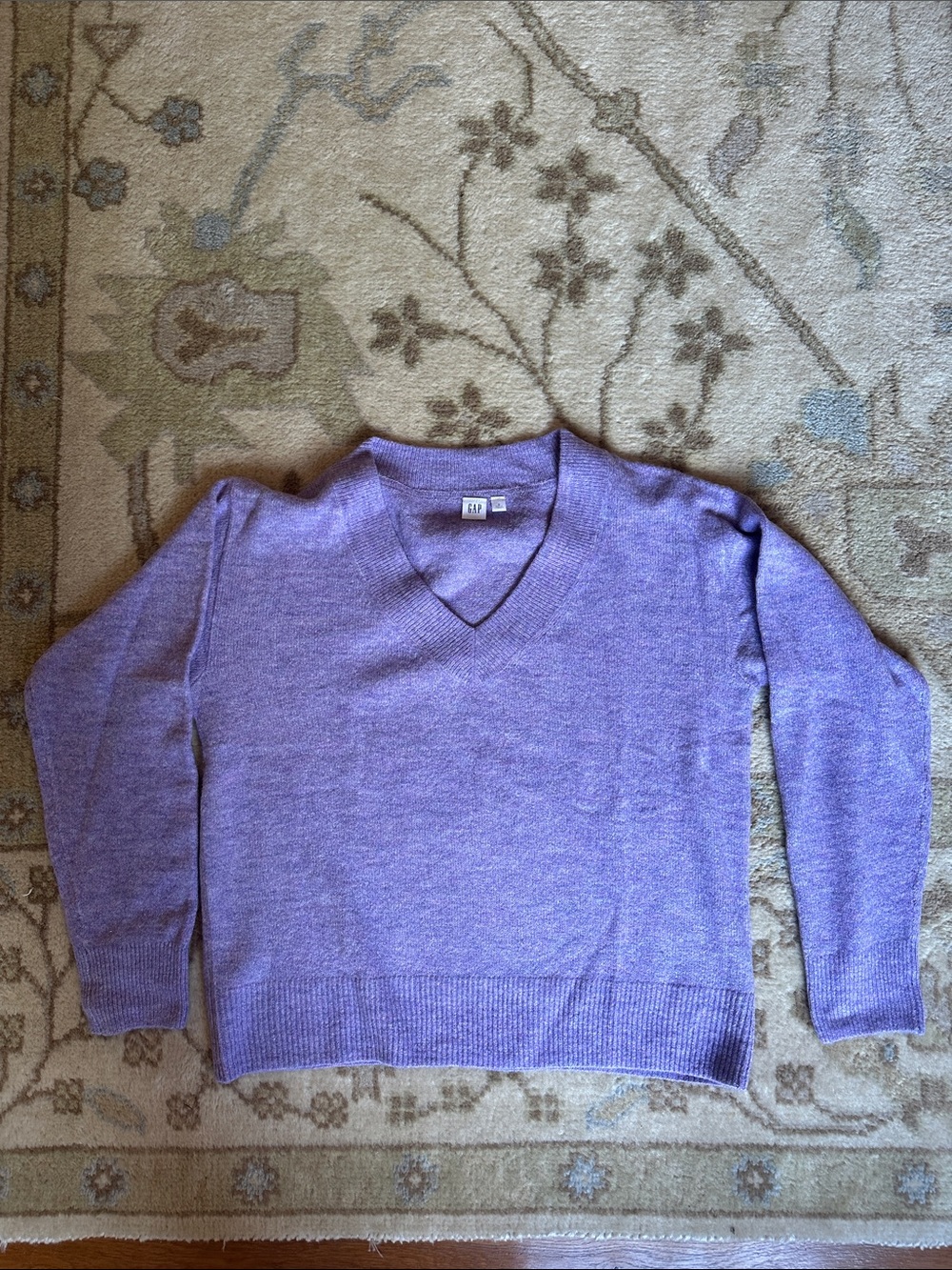 GAP Women's V-Neck Sweater in Lavender Purple